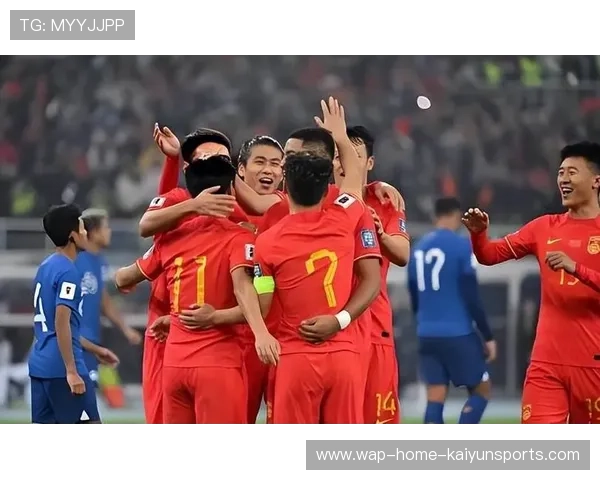 前锋转身抽射上角带队晋级下一轮——传奇之夜，球迷疯狂欢呼